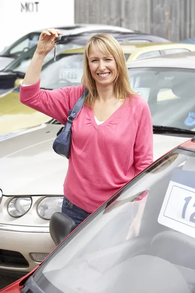 Woman Collecting New Car — Stock Photo, Image