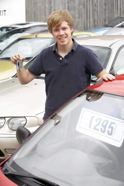 Hombre joven recogiendo coche nuevo —  Fotos de Stock