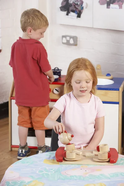 Zwei Kleine Kinder Beim Gemeinsamen Spielen Montessori Vorschulalter — Stockfoto