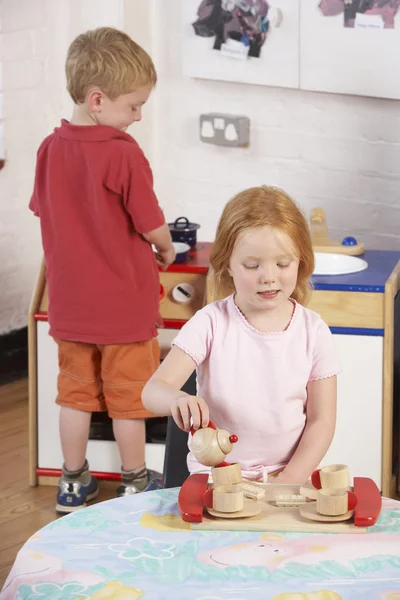 Dos Niños Pequeños Jugando Juntos Montessori Preescolar —  Fotos de Stock