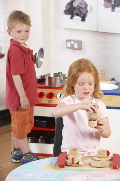 Två Små Barn Spela Tillsammans Montessori Pre Skolan — Stockfoto
