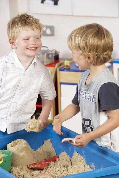 Zwei kleine Kinder beim gemeinsamen Spielen im Montessori / Vorschulalter — Stockfoto