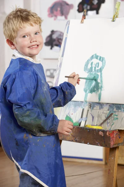 Ung pojke målning — Stockfoto
