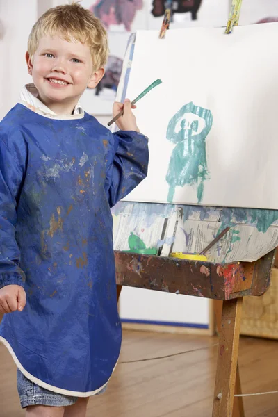 Ung pojke målning — Stockfoto