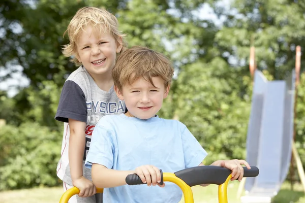 两个年轻男孩玩的自行车上 — 图库照片