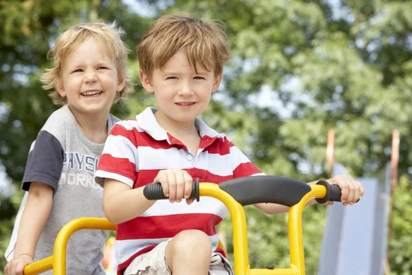 Zwei Kleine Jungen Spielen Auf Dem Fahrrad — Stockfoto