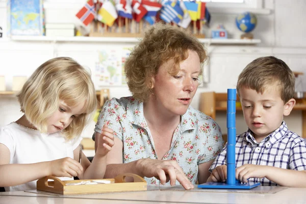 Adulto Ajudando Duas Crianças Montessori Pré Escola — Fotografia de Stock