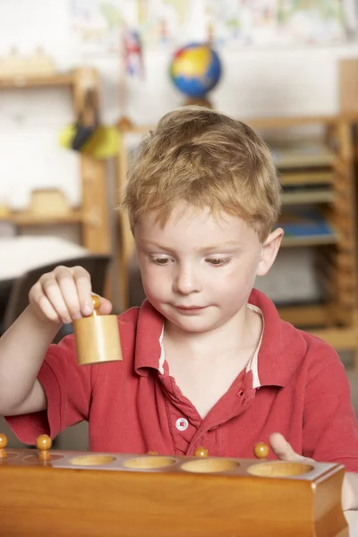 Fiatal fiú játszik a Montessori/előtti-az iskolai — Stock Fotó