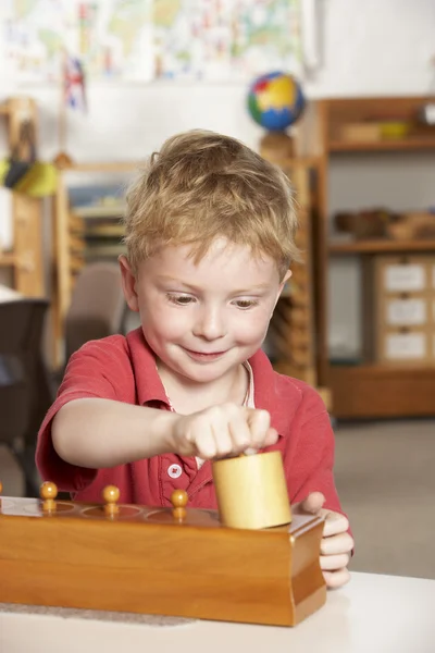 Fiatal Fiú Játszik Montessori Előtti Iskolai — Stock Fotó