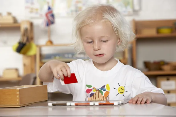 Vuxen Att Hjälpa Unga Barn Montessori Pre Skolan — Stockfoto