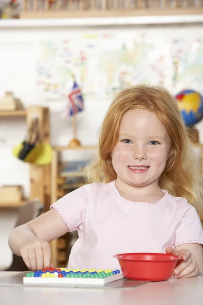 Giovane ragazza che gioca a Montessori / Pre-scuola — Foto Stock