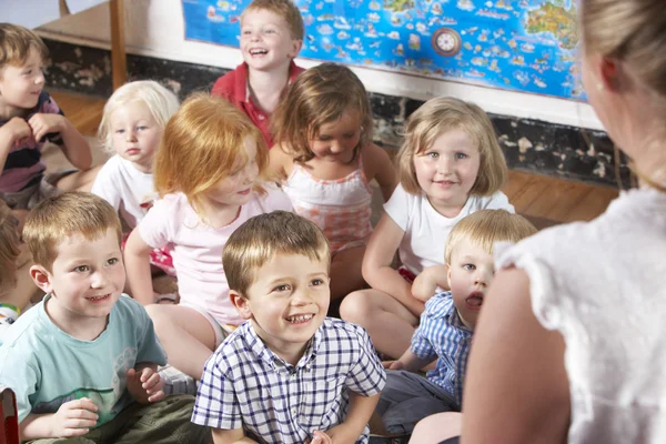 Niña Jugando Montessori Preescolar —  Fotos de Stock