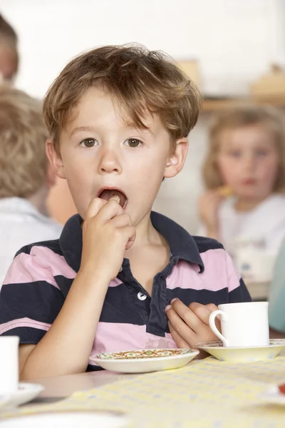 Yetişkin Iki Çocuk Montessori Pre Okul Oynarken — Stok fotoğraf