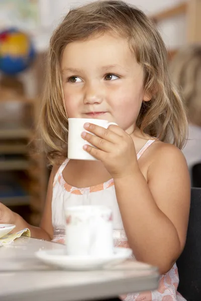 Menino tomando chá em Montessori / Pré-escola — Fotografia de Stock