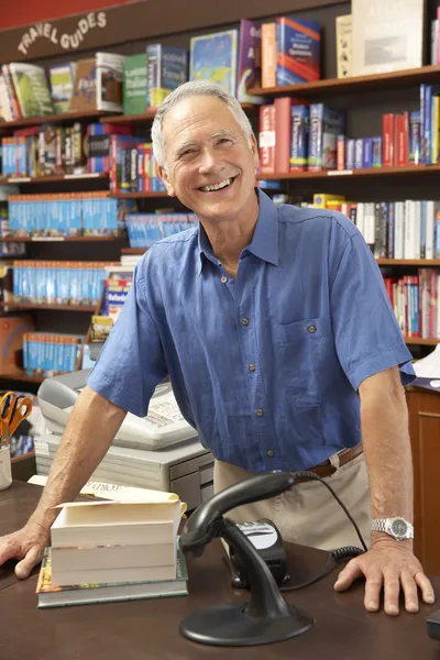 Владелец мужского книжного магазина — стоковое фото