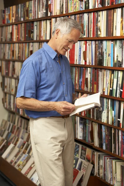 Manliga kund i bokhandel — Stockfoto