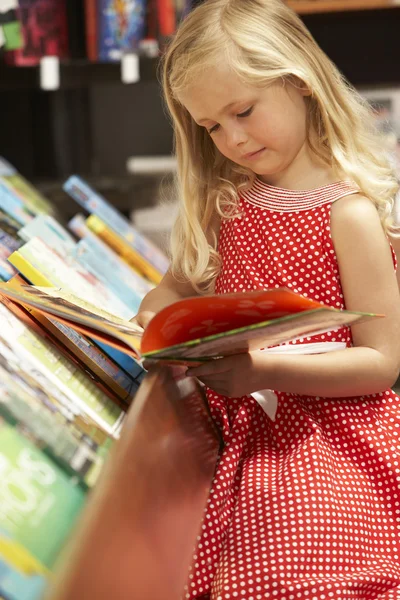 Ung flicka i bokhandel — Stockfoto