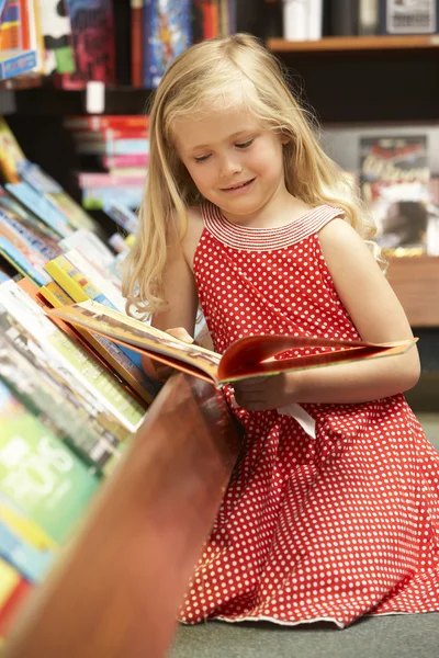 Молодая Девушка Книжном Магазине — стоковое фото
