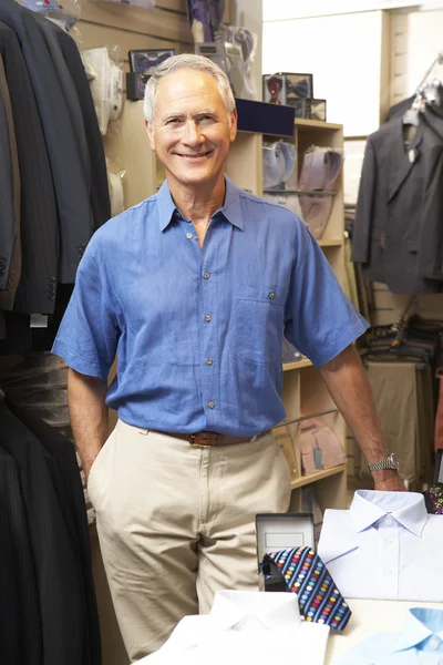 Mężczyzna sprzedawczyni w sklepie odzieżowym — Zdjęcie stockowe