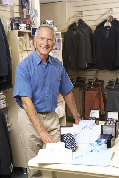 Продавец Мужского Пола Магазине Одежды — стоковое фото