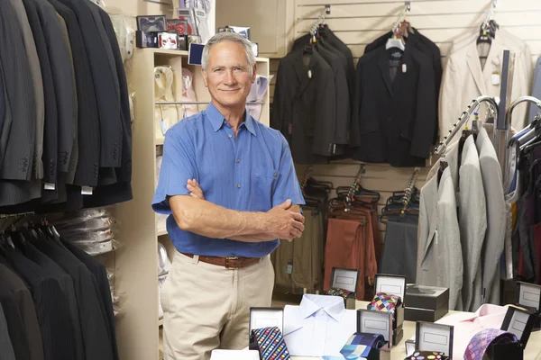 Asistente de ventas masculino en tienda de ropa —  Fotos de Stock