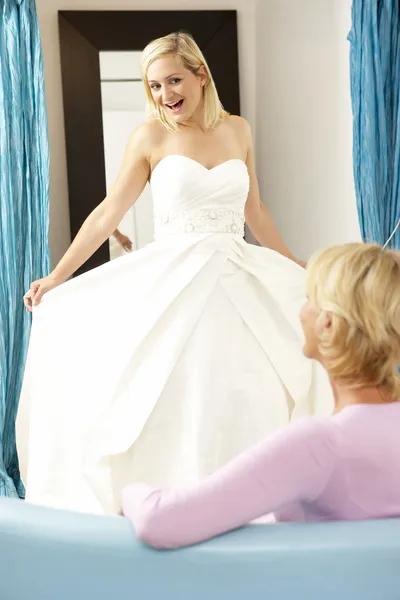 Braut Probiert Hochzeitskleid Mit Verkäuferin — Stockfoto
