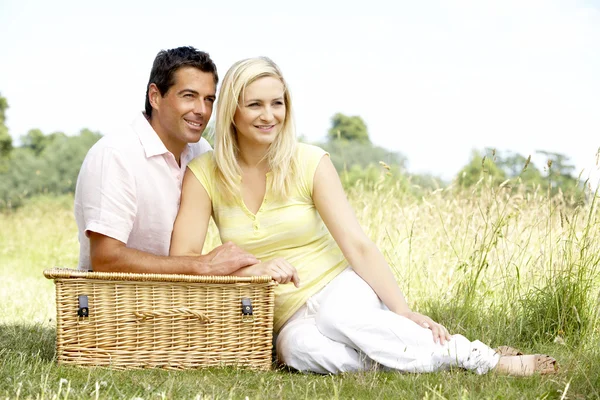 田舎でピクニックを持っている若いカップル — ストック写真