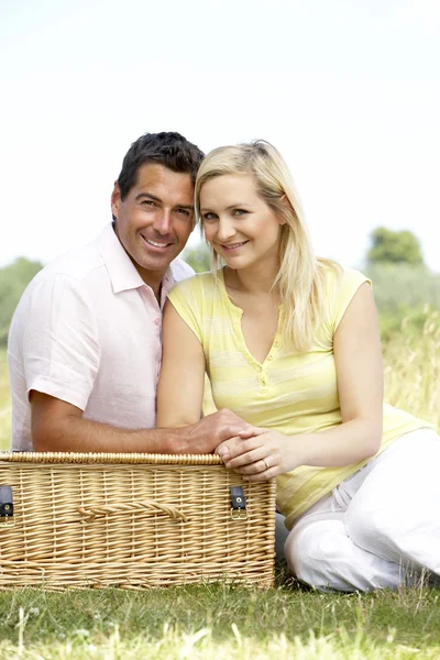 Fiatal pár, miután piknik-vidéken — Stock Fotó
