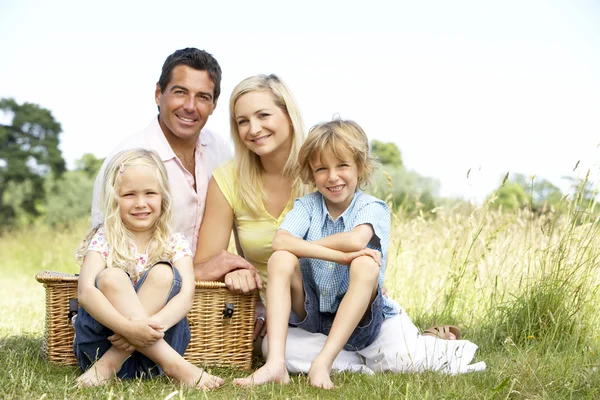 Famiglia che fa picnic in campagna — Foto Stock