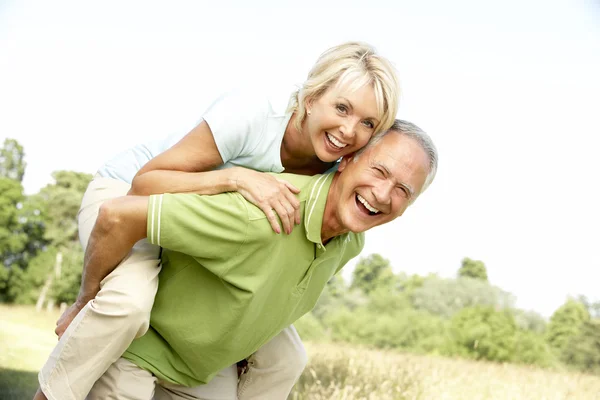 Ältere Paare haben Spaß auf dem Land — Stockfoto