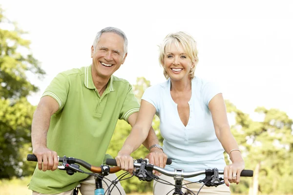 Ältere Paare Fahren Fahrräder — Stockfoto
