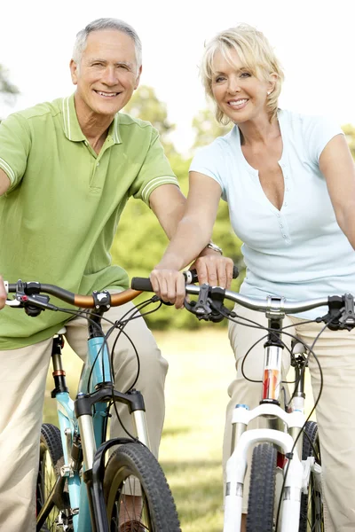 Ältere Paare Fahren Fahrräder — Stockfoto