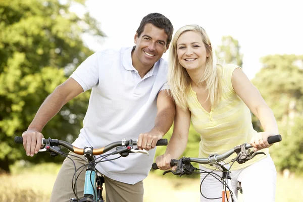 Couple Riding Bikes Countryside — Stock Photo, Image