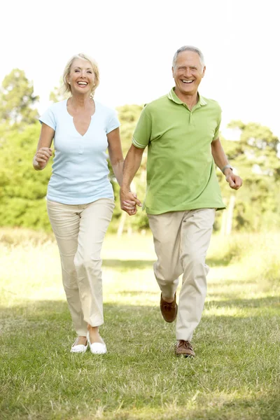 Älteres Paar zu Fuß auf dem Land — Stockfoto