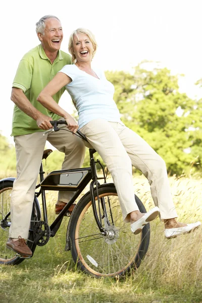 在农村中成熟夫妇骑自行车 — 图库照片