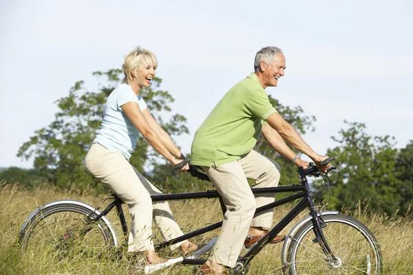 Älteres Paar reitet Tandem — Stockfoto