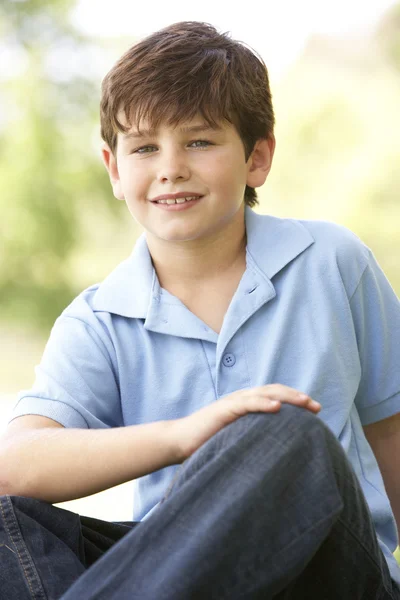 公園に座っている若い男の子の肖像画 — ストック写真