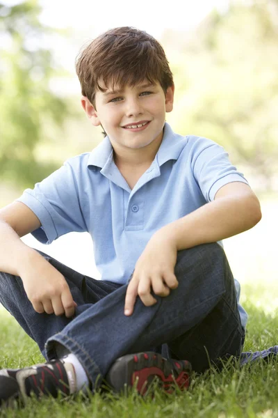 Portrét Mladého Chlapce Který Seděl Parku — Stock fotografie