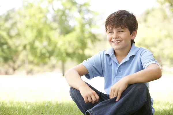 Portret Chłopca Siedzący Parku — Zdjęcie stockowe