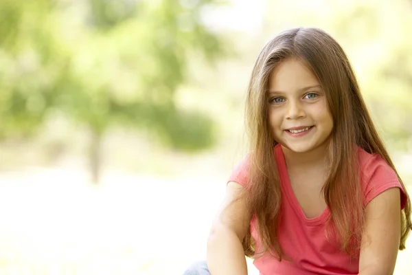 年轻的女孩坐在公园的肖像 — 图库照片
