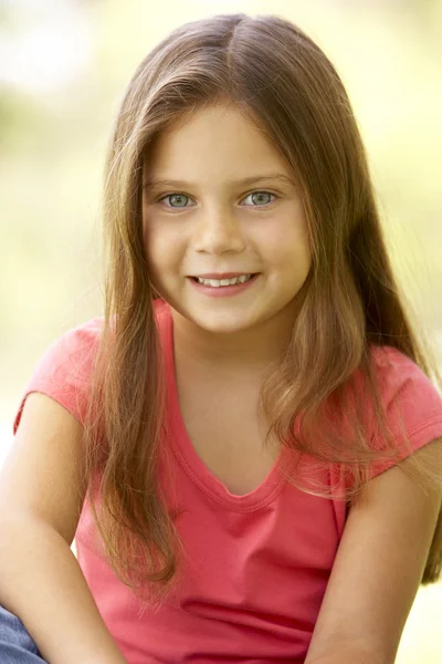 Portret van een jong meisje, zittend in park — Stockfoto