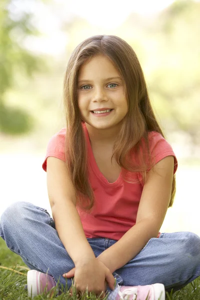 年轻的女孩坐在公园的肖像 — 图库照片