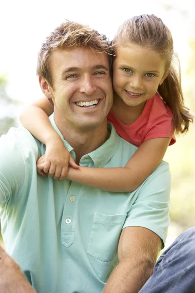 Portret van vader en dochter in park — Stockfoto