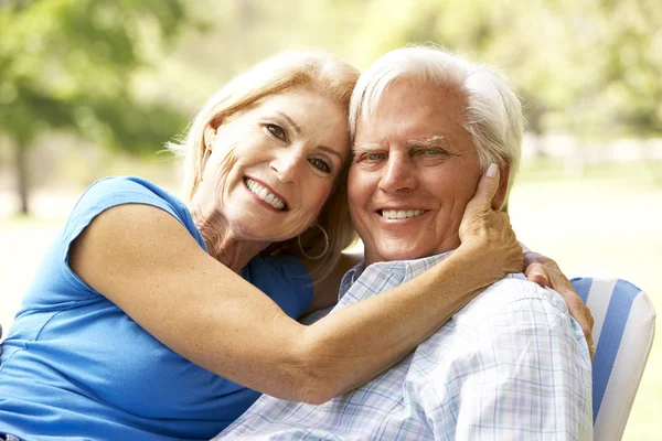 Seniorenpaar genießt Tag im Park — Stockfoto