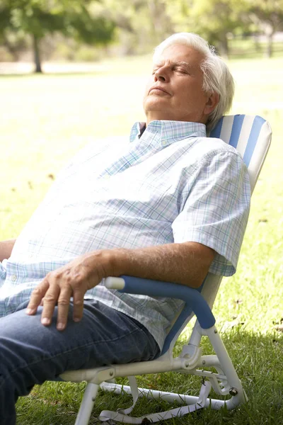 Senior Homem Relaxante Parque — Fotografia de Stock