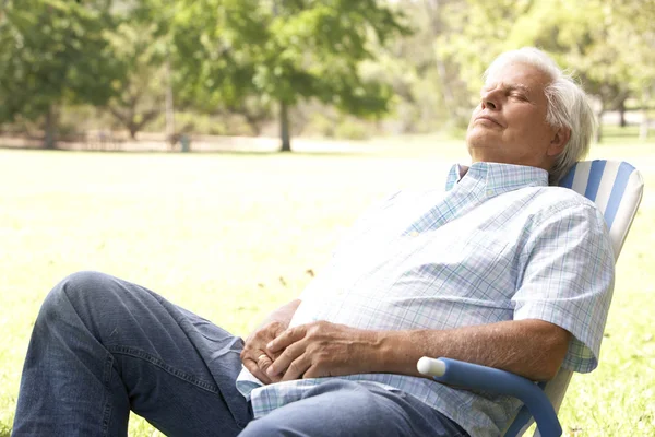 Homme âgé se relaxant dans le parc — Photo