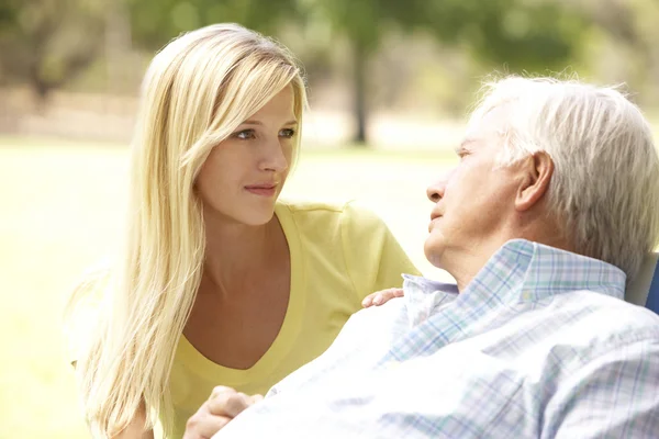 Homme âgé parlant à une fille adulte concernée — Photo