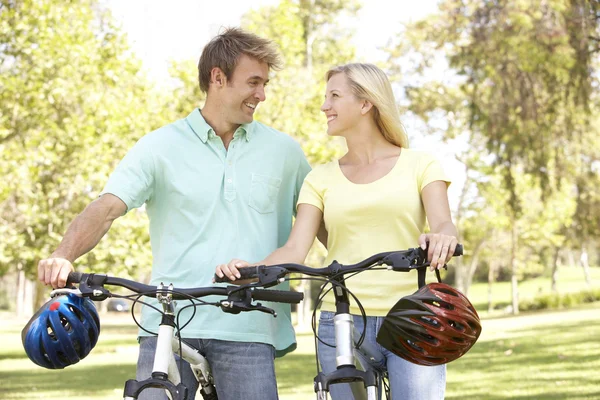 Молода пара на цикл їзди у парку — стокове фото