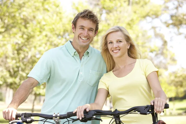 Young Couple Cycle Ride Park — Stock Photo, Image