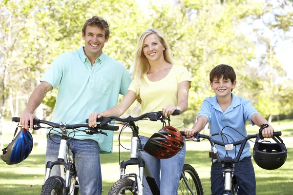 Родители и сын катаются на велосипеде в парке — стоковое фото
